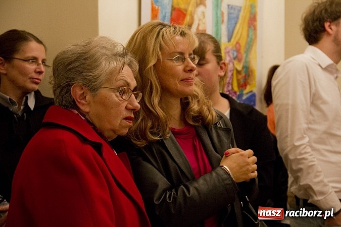 Zdjęcie w galerii na portalu naszraciborz.pl: Uczniowie Ekonomika wystawiają prace na zamku. Prezentują wysoki poziom wiadomości z regionu