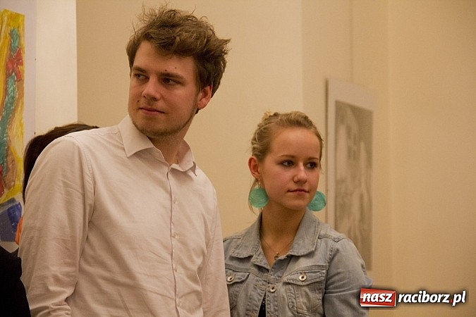 Zdjęcie w galerii na portalu naszraciborz.pl: Uczniowie Ekonomika wystawiają prace na zamku. Prezentują wysoki poziom wiadomości z regionu