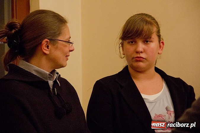 Zdjęcie w galerii na portalu naszraciborz.pl: Uczniowie Ekonomika wystawiają prace na zamku. Prezentują wysoki poziom wiadomości z regionu