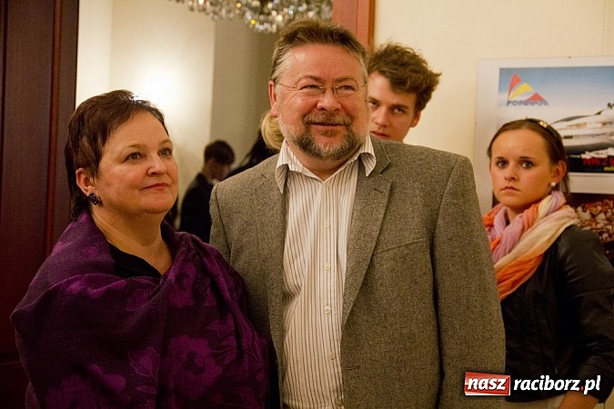 Zdjęcie w galerii na portalu naszraciborz.pl: Uczniowie Ekonomika wystawiają prace na zamku. Prezentują wysoki poziom wiadomości z regionu