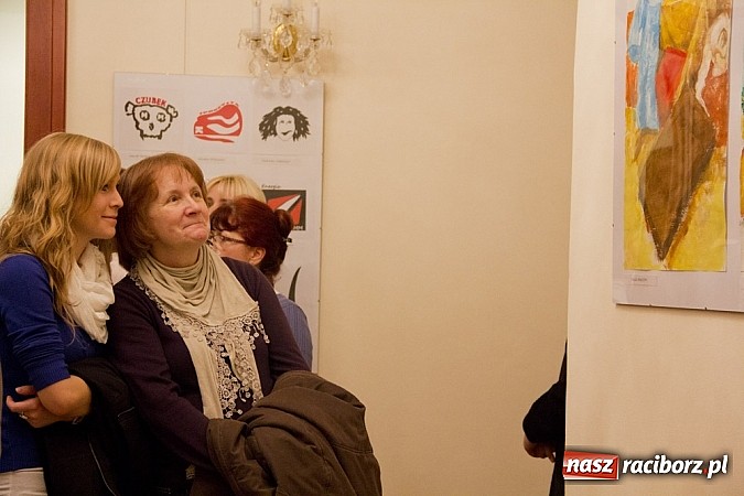 Zdjęcie w galerii na portalu naszraciborz.pl: Uczniowie Ekonomika wystawiają prace na zamku. Prezentują wysoki poziom wiadomości z regionu