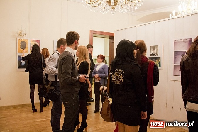 Zdjęcie w galerii na portalu naszraciborz.pl: Uczniowie Ekonomika wystawiają prace na zamku. Prezentują wysoki poziom wiadomości z regionu