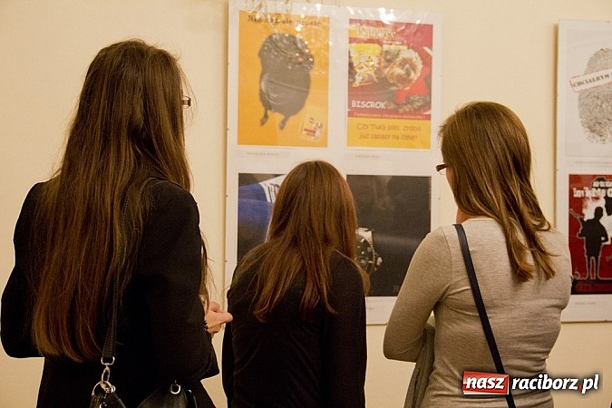 Zdjęcie w galerii na portalu naszraciborz.pl: Uczniowie Ekonomika wystawiają prace na zamku. Prezentują wysoki poziom wiadomości z regionu