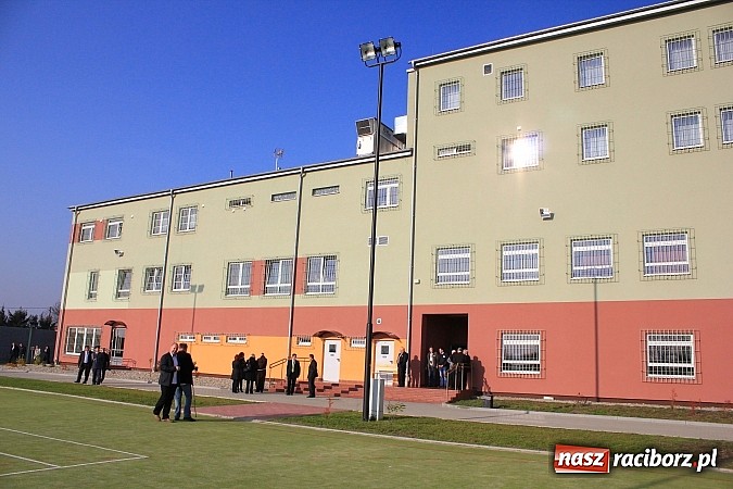 Zdjęcie w galerii na portalu naszraciborz.pl: Raciborski poprawczak najnowocześniejszy w całej Polsce. Dziś przecięto wstęgę wiadomości z regionu