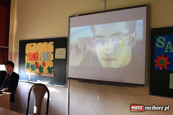 Zdjęcie w galerii na portalu naszraciborz.pl: Ambasador Mołdawii odwiedził gimnazjalistów wiadomości z regionu