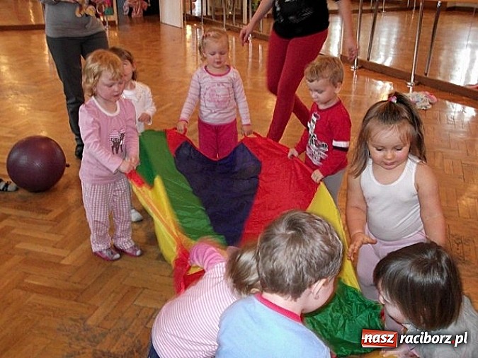 Zdjęcie w galerii na portalu naszraciborz.pl: Maluchy z Fiku-miku imprezują bez końca wiadomości z regionu