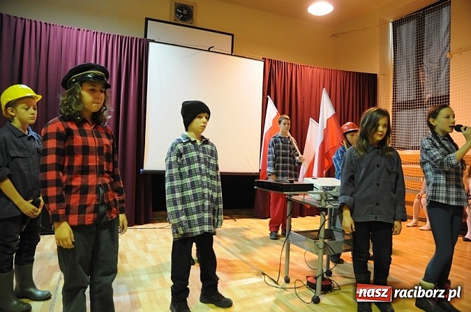 Zdjęcie w galerii na portalu naszraciborz.pl: Święto szkoły na Płoni z premierą filmu o Wałęsie wiadomości z regionu