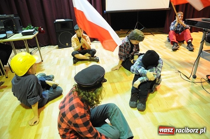 Zdjęcie w galerii na portalu naszraciborz.pl: Święto szkoły na Płoni z premierą filmu o Wałęsie wiadomości z regionu