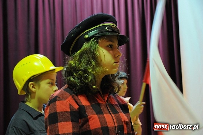 Zdjęcie w galerii na portalu naszraciborz.pl: Święto szkoły na Płoni z premierą filmu o Wałęsie wiadomości z regionu