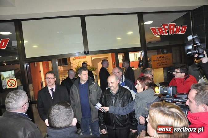 Zdjęcie w galerii na portalu naszraciborz.pl: Nerwowo pod biurowcem Rafako. W poniedziałek Wiśniewscy spotkają się z załogą. Na razie nie wiadomo, jakie mają zamiary wiadomości z regionu