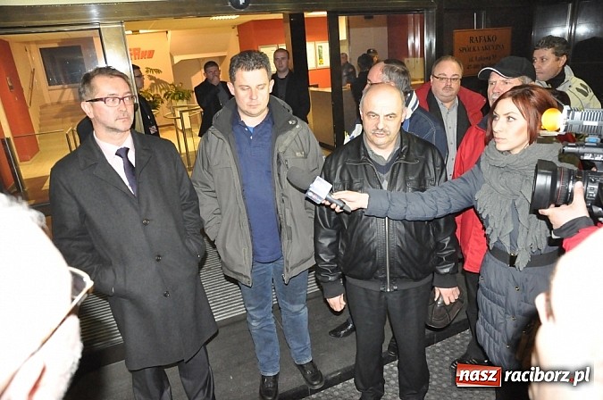 Zdjęcie w galerii na portalu naszraciborz.pl: Nerwowo pod biurowcem Rafako. W poniedziałek Wiśniewscy spotkają się z załogą. Na razie nie wiadomo, jakie mają zamiary wiadomości z regionu