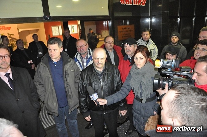 Zdjęcie w galerii na portalu naszraciborz.pl: Nerwowo pod biurowcem Rafako. W poniedziałek Wiśniewscy spotkają się z załogą. Na razie nie wiadomo, jakie mają zamiary wiadomości z regionu