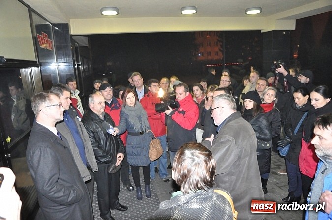 Zdjęcie w galerii na portalu naszraciborz.pl: Nerwowo pod biurowcem Rafako. W poniedziałek Wiśniewscy spotkają się z załogą. Na razie nie wiadomo, jakie mają zamiary wiadomości z regionu