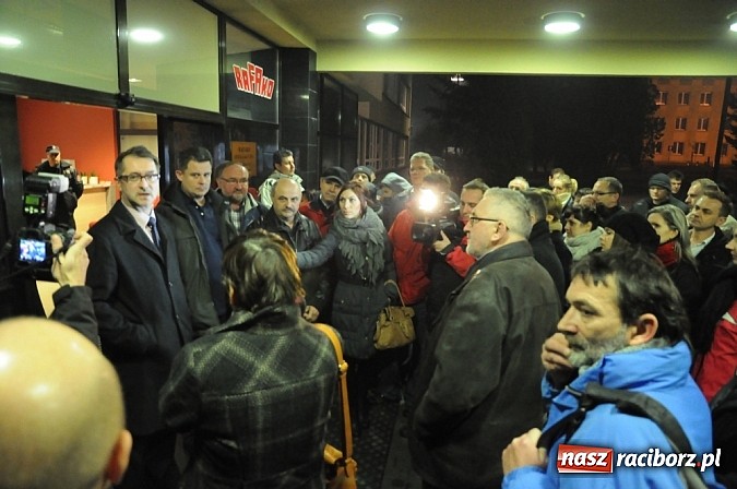Zdjęcie w galerii na portalu naszraciborz.pl: Nerwowo pod biurowcem Rafako. W poniedziałek Wiśniewscy spotkają się z załogą. Na razie nie wiadomo, jakie mają zamiary wiadomości z regionu