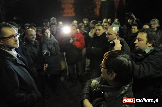 Zdjęcie w galerii na portalu naszraciborz.pl: Nerwowo pod biurowcem Rafako. W poniedziałek Wiśniewscy spotkają się z załogą. Na razie nie wiadomo, jakie mają zamiary wiadomości z regionu