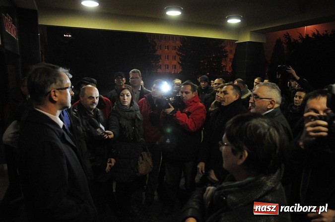 Zdjęcie w galerii na portalu naszraciborz.pl: Nerwowo pod biurowcem Rafako. W poniedziałek Wiśniewscy spotkają się z załogą. Na razie nie wiadomo, jakie mają zamiary wiadomości z regionu