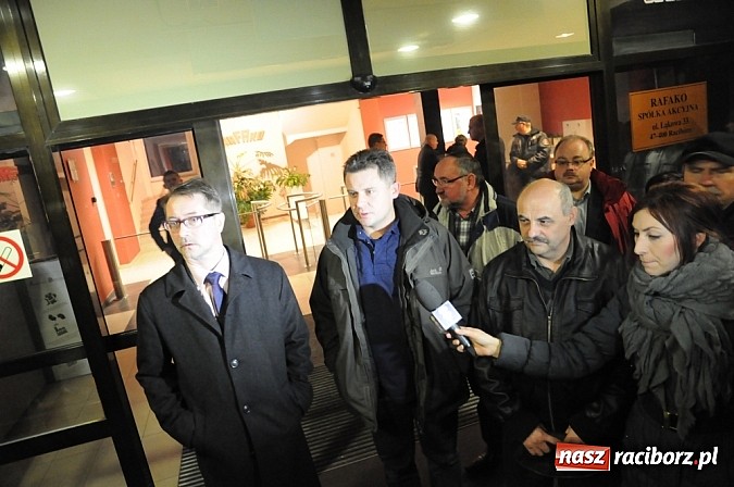 Zdjęcie w galerii na portalu naszraciborz.pl: Nerwowo pod biurowcem Rafako. W poniedziałek Wiśniewscy spotkają się z załogą. Na razie nie wiadomo, jakie mają zamiary wiadomości z regionu