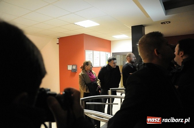 Zdjęcie w galerii na portalu naszraciborz.pl: Nerwowo pod biurowcem Rafako. W poniedziałek Wiśniewscy spotkają się z załogą. Na razie nie wiadomo, jakie mają zamiary wiadomości z regionu