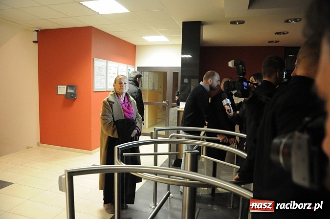 Zdjęcie w galerii na portalu naszraciborz.pl: Nerwowo pod biurowcem Rafako. W poniedziałek Wiśniewscy spotkają się z załogą. Na razie nie wiadomo, jakie mają zamiary wiadomości z regionu