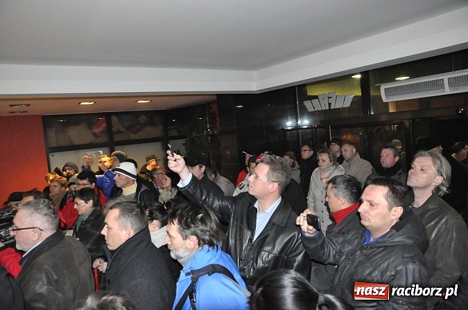 Zdjęcie w galerii na portalu naszraciborz.pl: Nerwowo pod biurowcem Rafako. W poniedziałek Wiśniewscy spotkają się z załogą. Na razie nie wiadomo, jakie mają zamiary wiadomości z regionu