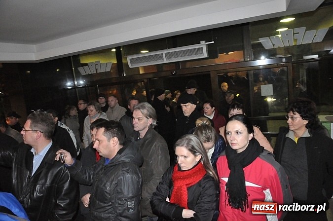 Zdjęcie w galerii na portalu naszraciborz.pl: Nerwowo pod biurowcem Rafako. W poniedziałek Wiśniewscy spotkają się z załogą. Na razie nie wiadomo, jakie mają zamiary wiadomości z regionu