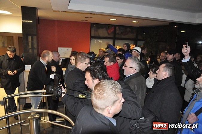 Zdjęcie w galerii na portalu naszraciborz.pl: Nerwowo pod biurowcem Rafako. W poniedziałek Wiśniewscy spotkają się z załogą. Na razie nie wiadomo, jakie mają zamiary wiadomości z regionu