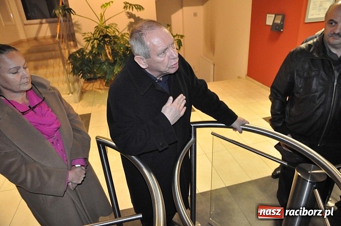 Zdjęcie w galerii na portalu naszraciborz.pl: Nerwowo pod biurowcem Rafako. W poniedziałek Wiśniewscy spotkają się z załogą. Na razie nie wiadomo, jakie mają zamiary wiadomości z regionu