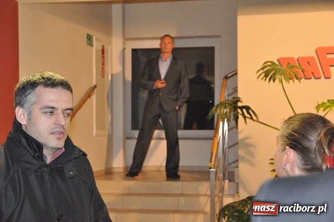Zdjęcie w galerii na portalu naszraciborz.pl: Nerwowo pod biurowcem Rafako. W poniedziałek Wiśniewscy spotkają się z załogą. Na razie nie wiadomo, jakie mają zamiary wiadomości z regionu
