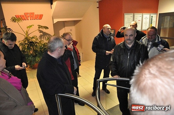 Zdjęcie w galerii na portalu naszraciborz.pl: Nerwowo pod biurowcem Rafako. W poniedziałek Wiśniewscy spotkają się z załogą. Na razie nie wiadomo, jakie mają zamiary wiadomości z regionu