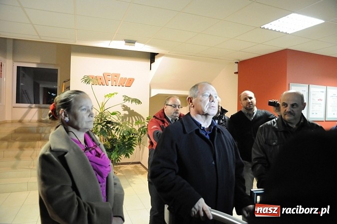 Zdjęcie w galerii na portalu naszraciborz.pl: Nerwowo pod biurowcem Rafako. W poniedziałek Wiśniewscy spotkają się z załogą. Na razie nie wiadomo, jakie mają zamiary wiadomości z regionu
