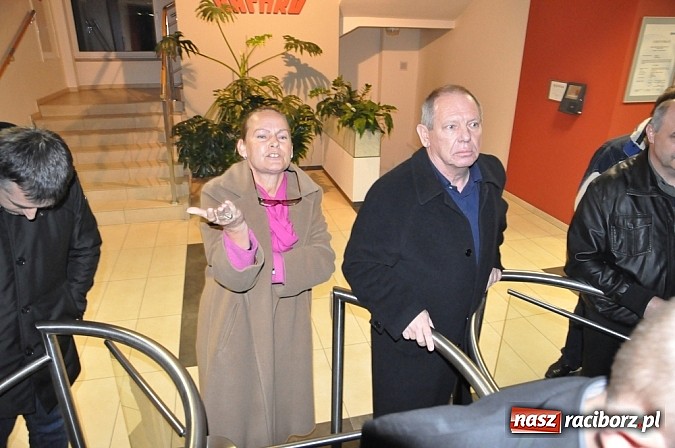 Zdjęcie w galerii na portalu naszraciborz.pl: Nerwowo pod biurowcem Rafako. W poniedziałek Wiśniewscy spotkają się z załogą. Na razie nie wiadomo, jakie mają zamiary wiadomości z regionu