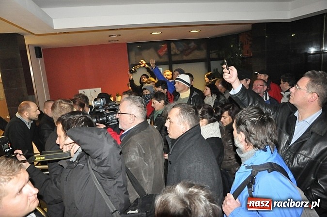 Zdjęcie w galerii na portalu naszraciborz.pl: Nerwowo pod biurowcem Rafako. W poniedziałek Wiśniewscy spotkają się z załogą. Na razie nie wiadomo, jakie mają zamiary wiadomości z regionu