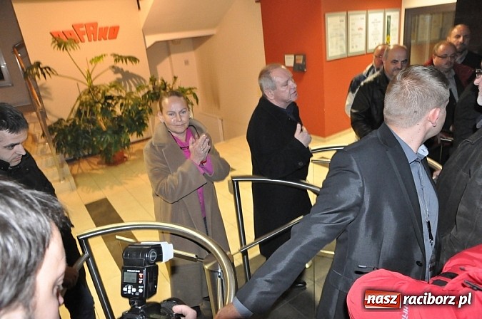 Zdjęcie w galerii na portalu naszraciborz.pl: Nerwowo pod biurowcem Rafako. W poniedziałek Wiśniewscy spotkają się z załogą. Na razie nie wiadomo, jakie mają zamiary wiadomości z regionu