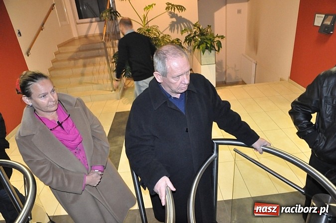 Zdjęcie w galerii na portalu naszraciborz.pl: Nerwowo pod biurowcem Rafako. W poniedziałek Wiśniewscy spotkają się z załogą. Na razie nie wiadomo, jakie mają zamiary wiadomości z regionu