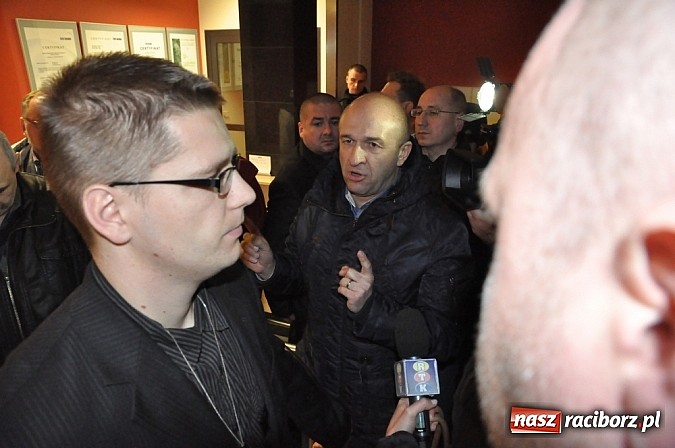 Zdjęcie w galerii na portalu naszraciborz.pl: Nerwowo pod biurowcem Rafako. W poniedziałek Wiśniewscy spotkają się z załogą. Na razie nie wiadomo, jakie mają zamiary wiadomości z regionu