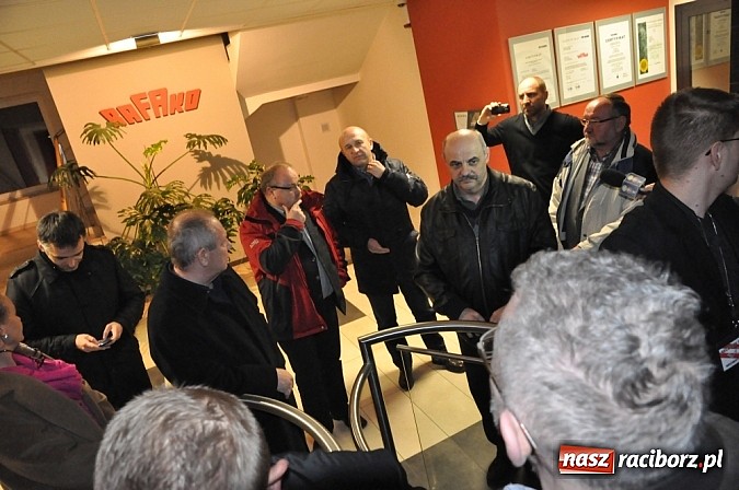 Zdjęcie w galerii na portalu naszraciborz.pl: Nerwowo pod biurowcem Rafako. W poniedziałek Wiśniewscy spotkają się z załogą. Na razie nie wiadomo, jakie mają zamiary wiadomości z regionu