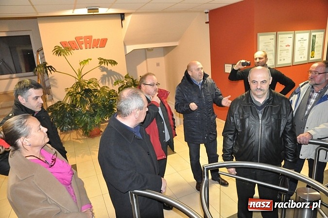 Zdjęcie w galerii na portalu naszraciborz.pl: Nerwowo pod biurowcem Rafako. W poniedziałek Wiśniewscy spotkają się z załogą. Na razie nie wiadomo, jakie mają zamiary wiadomości z regionu