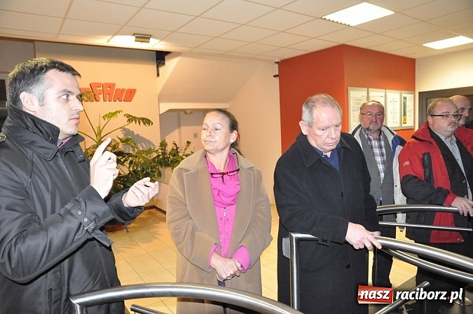 Zdjęcie w galerii na portalu naszraciborz.pl: Nerwowo pod biurowcem Rafako. W poniedziałek Wiśniewscy spotkają się z załogą. Na razie nie wiadomo, jakie mają zamiary wiadomości z regionu