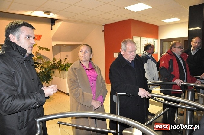 Zdjęcie w galerii na portalu naszraciborz.pl: Nerwowo pod biurowcem Rafako. W poniedziałek Wiśniewscy spotkają się z załogą. Na razie nie wiadomo, jakie mają zamiary wiadomości z regionu