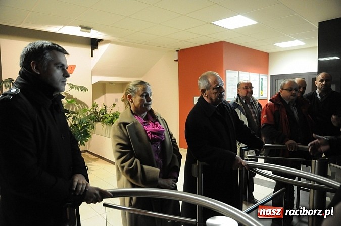 Zdjęcie w galerii na portalu naszraciborz.pl: Nerwowo pod biurowcem Rafako. W poniedziałek Wiśniewscy spotkają się z załogą. Na razie nie wiadomo, jakie mają zamiary wiadomości z regionu