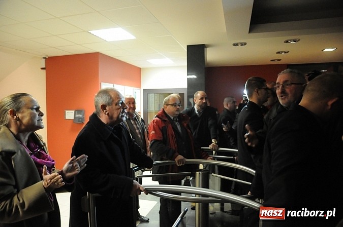 Zdjęcie w galerii na portalu naszraciborz.pl: Nerwowo pod biurowcem Rafako. W poniedziałek Wiśniewscy spotkają się z załogą. Na razie nie wiadomo, jakie mają zamiary wiadomości z regionu