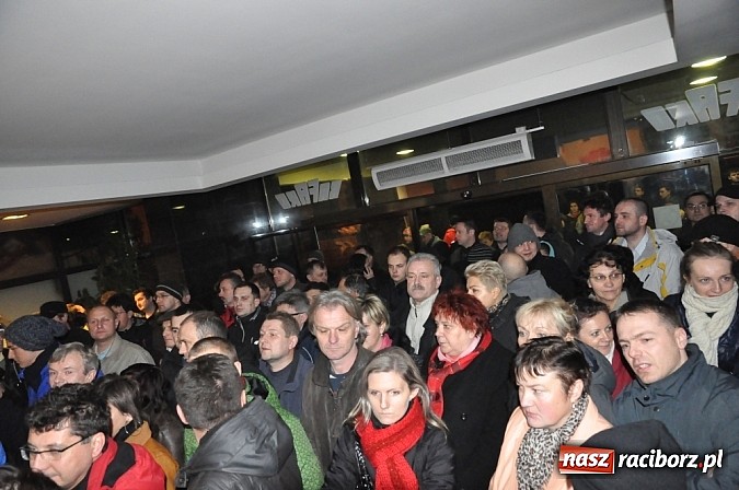 Zdjęcie w galerii na portalu naszraciborz.pl: Nerwowo pod biurowcem Rafako. W poniedziałek Wiśniewscy spotkają się z załogą. Na razie nie wiadomo, jakie mają zamiary wiadomości z regionu