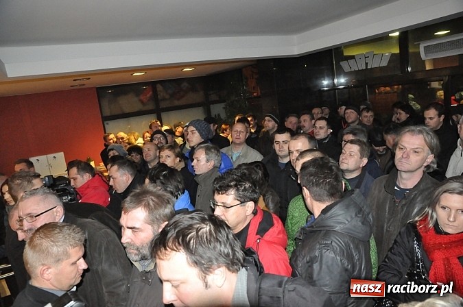 Zdjęcie w galerii na portalu naszraciborz.pl: Nerwowo pod biurowcem Rafako. W poniedziałek Wiśniewscy spotkają się z załogą. Na razie nie wiadomo, jakie mają zamiary wiadomości z regionu