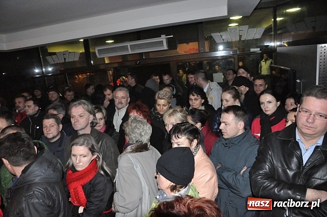 Zdjęcie w galerii na portalu naszraciborz.pl: Nerwowo pod biurowcem Rafako. W poniedziałek Wiśniewscy spotkają się z załogą. Na razie nie wiadomo, jakie mają zamiary wiadomości z regionu