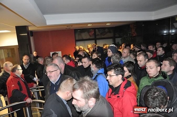 Zdjęcie w galerii na portalu naszraciborz.pl: Nerwowo pod biurowcem Rafako. W poniedziałek Wiśniewscy spotkają się z załogą. Na razie nie wiadomo, jakie mają zamiary wiadomości z regionu