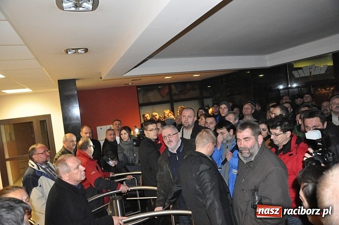 Zdjęcie w galerii na portalu naszraciborz.pl: Nerwowo pod biurowcem Rafako. W poniedziałek Wiśniewscy spotkają się z załogą. Na razie nie wiadomo, jakie mają zamiary wiadomości z regionu