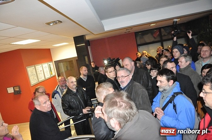 Zdjęcie w galerii na portalu naszraciborz.pl: Nerwowo pod biurowcem Rafako. W poniedziałek Wiśniewscy spotkają się z załogą. Na razie nie wiadomo, jakie mają zamiary wiadomości z regionu