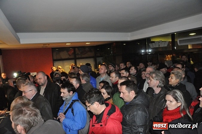 Zdjęcie w galerii na portalu naszraciborz.pl: Nerwowo pod biurowcem Rafako. W poniedziałek Wiśniewscy spotkają się z załogą. Na razie nie wiadomo, jakie mają zamiary wiadomości z regionu