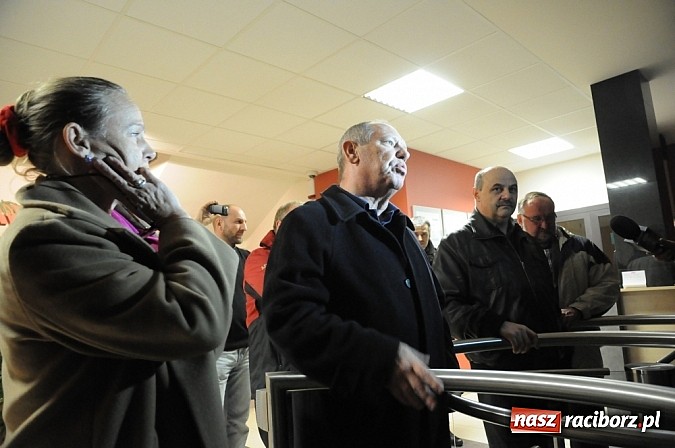 Zdjęcie w galerii na portalu naszraciborz.pl: Nerwowo pod biurowcem Rafako. W poniedziałek Wiśniewscy spotkają się z załogą. Na razie nie wiadomo, jakie mają zamiary wiadomości z regionu