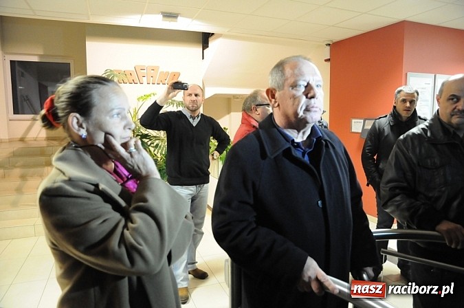 Zdjęcie w galerii na portalu naszraciborz.pl: Nerwowo pod biurowcem Rafako. W poniedziałek Wiśniewscy spotkają się z załogą. Na razie nie wiadomo, jakie mają zamiary wiadomości z regionu